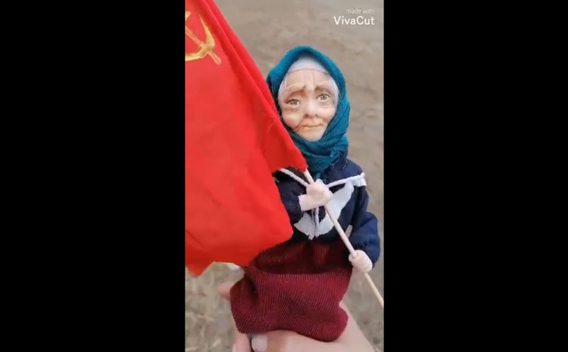 Бабушка с украины жива. Бабка с красным знаменем. Бабулька с флагом. Бабушка с Флано. Фигурка бабушка с красным знаменем.
