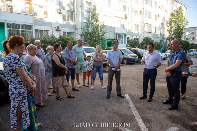 Новости благовещенска. Мэр Благовещенска Олег Имамеев. Встреча с жителями. Двор многоэтажек. Мэр Благовещенска Амурской области.